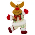 Primo piano dettaglio del simpatico ciondolo in peluche renna di Natale con morbido tessuto. - Ciondolo Alce in Iuta