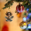 Gros plan détaillé d'un charmant ornement de fée noire avec couronne de fleurs sur le sapin. - 8cm / JH1