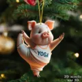 Lindo cerdo de yoga acrílico 2D adorno colgante de árbol de navidad espejo retrovisor - 8cm / Rosa
