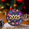 Primer plano detallado del adorno colgante acrílico de Feliz Año Nuevo 2025 con fuegos artificiales. - 8cm