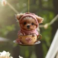 Joli chiot avec sweat à capuche rose assis dans une tasse en acrylique détail pendentif - JH1 (Chiot)