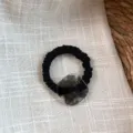 Elegante coletero de pelo elástico negro con detalle de dije cuadrado de acetato translúcido. - Coletero Cuadrado Acetato - Gris