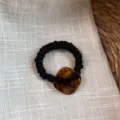 Atractivo coletero elástico negro decorado con un hermoso abalorio cuadrado de acetato. - Coletero Cuadrado Acetato - Café Azul