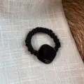 Primer plano detallado de una goma para el pelo negra con una placa cuadrada lisa y elegante. - Coletero Cuadrado Acetato - Negro