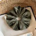 Donkergroene fluwelen scrunchie, zacht haaraccessoire voor vrouwen, elegant haar elastiekje. - Groot 17cm / Groen