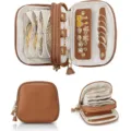 Vue détaillée de la boîte à bijoux de voyage marron à double couche avec fentes pour bagues. - Marron