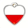 Detalle en primer plano del colgante de corazón de acero inoxidable con bandera de Polonia. - Acero-Polonia