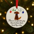 Gros plan d'un ornement de Noël en céramique blanche avec un design de chien en verre de mer. - Chien / 8x8x0,3cm