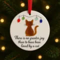 Gros plan détaillé de la décoration de sapin en céramique avec motif chat et jolie citation. - Chat / 8x8x0,3cm