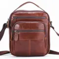 Braune Herren Umhängetasche aus Leder, lässige Crossbody Schultertasche mit Fächern. - Hellbraun