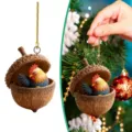 Bonito adorno colgante para árbol de navidad con un gallo colorido dentro de una bellota. - 8cm / Gallo