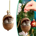 Lindo gatito durmiendo en cáscara de bellota adorno colgante para árbol de navidad. - 8cm / Gato