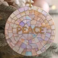 Decorazione per albero di Natale con motivo mosaico in madreperla e scritta dorata PEACE. - Lettere PEACE / 8x8cm