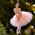 Ornement suspendu de fille de ballet exquise en tutu rose, gros plan détaillé pour un décor élégant. - 8cm / Style 15