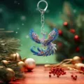 Vue détaillée du pendentif porte-clés en acrylique oiseau phénix en cristal étincelant. - JH1
