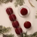 Pallina di Natale in velluto rosso con strisce glitter oro, variante decorazione festiva. - Palla Zucca 12cm (4pz/Scatola) / Borgogna