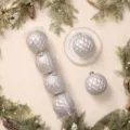 Bola de Navidad plateada con purpurina y patrón de rombos 3D para decoración navideña. - 12cm 4 Piezas / Plateado