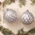 Bola de navidad plateada con textura de diamante cóncava 3D con caja y variante de pino - 25cm 1 Pieza / Plateado