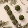 Grandi palline di Natale in velluto verde con strisce dorate, perfette per l'albero. - Palla Zucca 12cm (4pz/Scatola) / Avocado