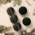 Set di palline di Natale in velluto verde scuro con righe dorate in scatola trasparente. - Palla Zucca 15cm (3pz/Scatola) / Verde Scuro