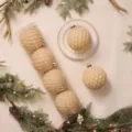 Grandi sfere di Natale floccate in set con motivo a griglia glitterata argento per albero - Palla a Griglia 12cm (4pz/Scatola) / Bianco Latte