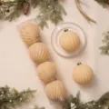 Palline di Natale floccate con strisce glitterate, ornamenti appendibili per albero festivo. - Palla Zucca 12cm (4pz/Scatola) / Bianco Latte