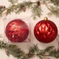 Bola de Navidad roja texturizada con acabado brillante, ideal para la decoración del árbol. - 30CM 1 Paquete / Rojo