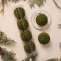 Palline di Natale verdi floccate extra grandi con griglia glitter oro decoro. - Palla a Griglia 12cm (4pz/Scatola) / Avocado