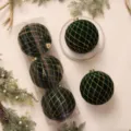 Set grandi palline di Natale floccate, velluto verde scuro con griglia glitterata oro per albero. - Palla a Griglia 15cm (3pz/Scatola) / Verde Scuro