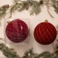 Palla per albero di Natale floccata extra large da 30cm con motivo a griglia dorata, in scatola. - Palla a Griglia 30cm (1pz/Scatola) / Borgogna