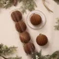 Palline di Natale in velluto marrone con righe oro in scatola cilindrica e piatto decorato - Palla Zucca 12cm (4pz/Scatola) / Marrone