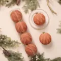 Set di palline di natale floccate, sfere pendenti rosa terracotta con linee glitterate d'oro - Palla Concava 12cm (4pz/Scatola) / Oro rosa