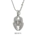 Vue détaillée du collier pendentif araignée glacé hip-hop avec zircone et chaîne torsadée. - Collier Chaîne de Corde / Argent