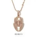 Gros plan détaillé du pendentif araignée strass hip-hop avec une finition or rose. - Collier Chaîne de Corde / Or rose
