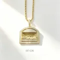 Gros plan détaillé du pendentif de la cène plaqué or avec des zircons scintillants de luxe. - Pendentif Chaîne Torsadée / Or