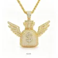 Gros plan detaille du pendentif bourses avec ailes d'ange et pierres de zircone scintillantes. - Chaîne Tordue (3x24 pouces) / Or