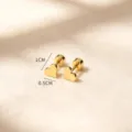 Minimalistische Edelstahl Herz Ohrstecker für Damen, schicker Goldschmuck Trend. - Goldenes Herz