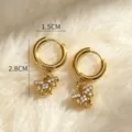 Goldfarbene Edelstahl Zirkonia Biene Anhänger kleine Creolen exquisite Detailansicht. - 3#
