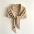 Gemütliches Zopfmuster Dreiecktuch für Damen, warmer Winterknopfschal und modischer Kragen. - Beige