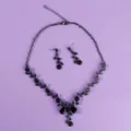 Atemberaubendes schwarzes Blumen-Ranken-Halsband und Ohrringe Schmuckset im Vintage-Stil. - Halskette Ohrringe Set (NS-J6586BLK) / Schwarz