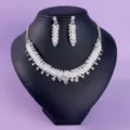 Parure de bijoux de mariée en strass collier et boucles d'oreilles argentées. - Collier et Boucles d'Oreilles Polyvalents (NS-J5809)