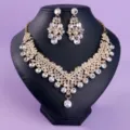 Élégant ensemble de collier et boucles d'oreilles de mariée en cristal doré. - Collier et Boucles d'Oreilles Luxe (NS-J6524G)