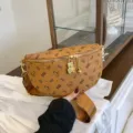 Καφέ τσάντα στήθους με μοτίβο αρκούδας, χρυσή αλυσίδα και φαρδύ λουρί για γυναίκες. - Καφέ