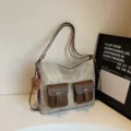 Vintage slouchy γυναικεία τσάντα ώμου με καφέ μπροστινές τσέπες και χαριτωμένο αρκουδάκι. - Κρέμα Λευκό με Μενταγιόν