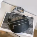 Γυναικεία μαύρη δερμάτινη τσάντα στήθους με πλατύ ασπρόμαυρο μοτίβο λουρί παραλλαγή. - Μαύρο