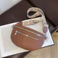 Καφέ γυναικεία τσάντα στήθους από συνθετικό δέρμα με φαρδιά ζώνη και ασημί φερμουάρ. - Καφέ