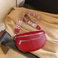 Sac poitrine dumpling en cuir rouge avec large sangle géométrique, sac bandoulière chic. - Rouge