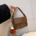 Υφαντή γυναικεία τσάντα ώμου χιαστί, κομψή καφέ δερμάτινη τσάντα με κόμπο στη λαβή. - Καφέ