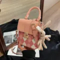 Ροζ τσάντα χιαστί από PU δέρμα με καρό μοτίβο και χαριτωμένο πλεκτό κρεμαστό κουνέλι. - Με Κρεμαστό / Ροζ