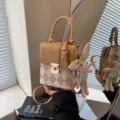 Γυναικεία τσάντα χιαστί καρό σχέδιο καφέ δέρμα με χαριτωμένο κρεμαστό κουνέλι καθημερινή χρήση - Με Κρεμαστό / Χακί